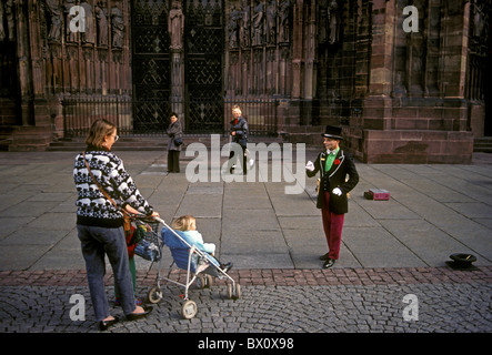 Der Franzose, der französische Mann, erwachsenen Mann, Französisch Mime, Französisch, Mime, street artist, Cathedral Square, La Place de la Cathedrale, Straßburg, Elsass, Frankreich Stockfoto