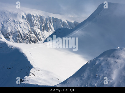 Aufgenommen vom Gipfel des Mullach Nan Coirean.  Stob Ban ist auf der rechten Seite und die Klippen der Sgurr eine Lubhair in der Ferne. Stockfoto