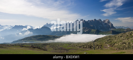 Panoramablick über blass San Martino Berg am Sommer, italienischen Dolomiten Stockfoto