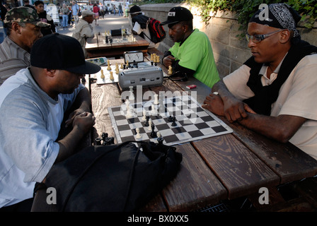 Gruppe der Männer spielen Schach in New York city Stockfoto