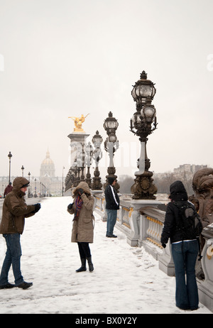 Paris Schnee, Dezember 2010, Invalides Kuppelgebäude auf der Rückseite Stockfoto