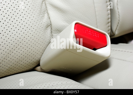 Nahaufnahme Foto von Sicherheitsgurt drücken Sie die Taste. Innenraum des modernen japanischen Autos. Stockfoto