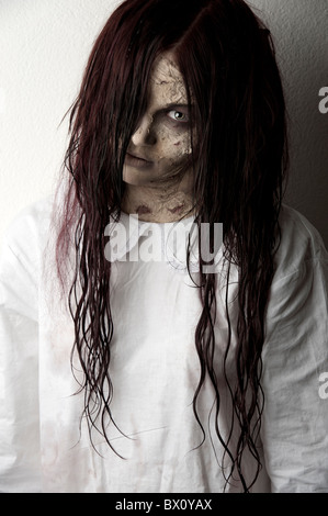 ein unheimlich Geist Mädchen trägt ein weißes Nachthemd Stockfoto