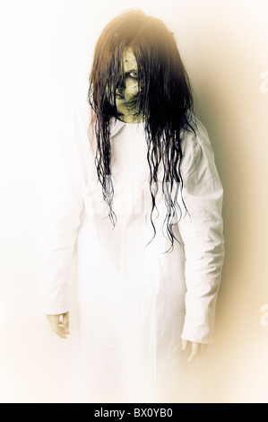 ein unheimlich Geist Mädchen trägt ein weißes Nachthemd Stockfoto