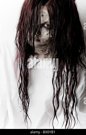 ein unheimlich Geist Mädchen trägt ein weißes Nachthemd Stockfoto