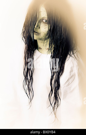 ein unheimlich Geist Mädchen trägt ein weißes Nachthemd Stockfoto