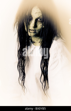 ein unheimlich Geist Mädchen trägt ein weißes Nachthemd Stockfoto
