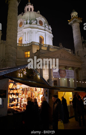 Menschen in Weihnachten Markt Karlsplatz Stockfoto