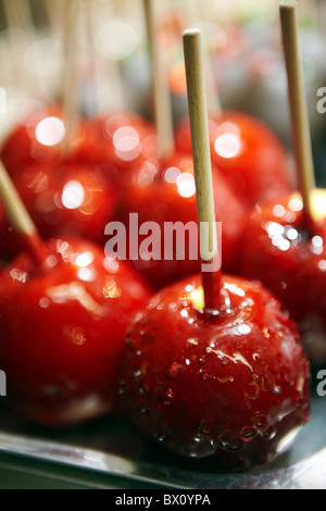 rote Toffee Äpfel auf Sticks, Weihnachtsmarkt Stockfoto