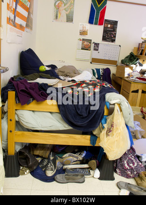 Chaotisch College Dorm Zimmer innen Stockfoto