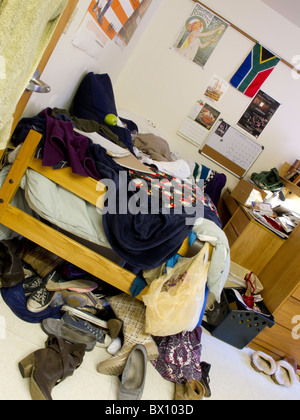 Chaotisch College Dorm Zimmer innen Stockfoto