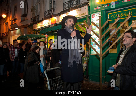 Paris, Frankreich, jüdische Rabbiner feiern jährliche religiöse Feiertage, Hanukka, Kerzenbeleuchtung Zeremonie, Nacht, alte jüdische Traditionen, chassidische juden Stockfoto