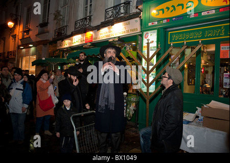 Paris, Frankreich, Jüdische Rabbiner feiern jährlichen religiösen Feiertag, Hanukkah, Kerzenlicht Zeremonie, Nacht, alte jüdische Traditionen Stockfoto