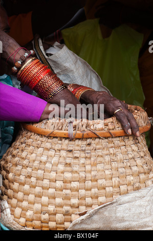 Alte indische womans Hände halten einen Korb handgefertigte Topf in einem ländlichen indischen Dorf. Andhra Pradesh, Indien Stockfoto