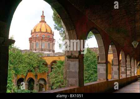 Kuppel der Kirche Templo de la Concepcion und Innenhof der Escuela de Bellas Artes oder El Nigromante in San Miguel de Allende, Mexiko Stockfoto