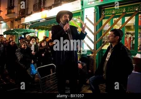 Paris, Frankreich, jüdische Rabbiner feiern jährliche religiöse Feiertage, Hanukka, Kerzenbeleuchtung Zeremonie, Nacht, alte jüdische Traditionen, jüdische Gemeinde europa, chassidische juden Stockfoto