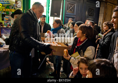 Paris, Frankreich, Juden, die den jährlichen religiösen Feiertag feiern, Hanukkah, nächtliche Verteilung von Speisen an die Öffentlichkeit im Marais, alte jüdische Traditionen, jüdische Gemeinschaft europa, Urlaubs-Kinder Stockfoto