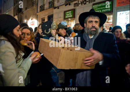 Paris, Frankreich, jüdische Rabbiner feiern jährliche religiöse Feiertage, Hanukka, Nacht, Le Marais District, Verteilung von Essen auf der Straße, alte jüdische Traditionen, jüdische Gemeinde europa, chassidische juden Stockfoto