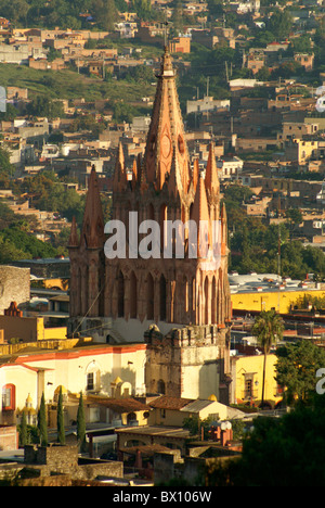 Turm von La Parroquia de San Miguel Acangel Pfarrkirche von oben, San Miguel de Allende, Guanajuato, Mexiko. Stockfoto