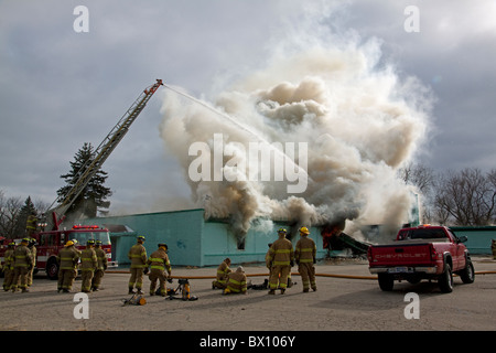 Freie kommerzielle Gebäude Feuer Brandstiftung vermutet Mt MorrisTownship in der Nähe von Flint, Michigan USA Stockfoto