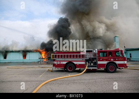 Freie kommerzielle Gebäude Feuer Brandstiftung vermutet Mt MorrisTownship in der Nähe von Flint, Michigan USA Stockfoto