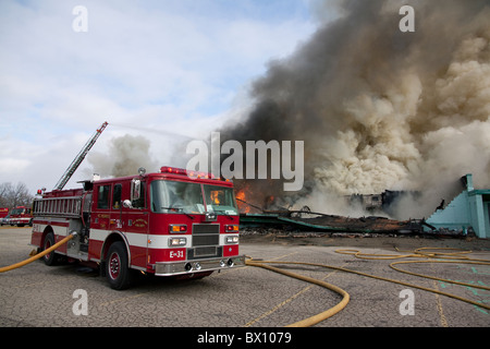 Freie kommerzielle Gebäude Feuer Brandstiftung vermutet Mt MorrisTownship in der Nähe von Flint, Michigan USA Stockfoto