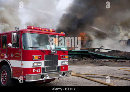 Freie kommerzielle Gebäude Feuer Brandstiftung vermutet Mt MorrisTownship in der Nähe von Flint, Michigan USA Stockfoto