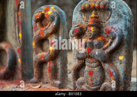 Hindu Altar Steinen in einem Tempel indische Vishnu Gottheit in der südindischen Landschaft darstellt. Andhra Pradesh, Indien. Stockfoto