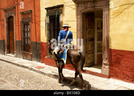 Spanische Polizisten in traditionellen Kostümen eine Straße in San Miguel de Allende auf dem Pferderücken, Mexiko patrouillieren. Stockfoto