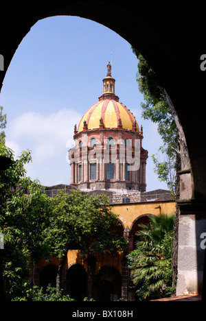 Templo De La Concepcion Kirche von der Escuela de Bellas Artes oder El-Nigromante in San Miguel de Allende, Mexiko. Stockfoto