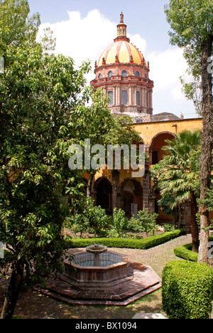 Templo De La Concepcion Kirche von der Escuela de Bellas Artes oder El-Nigromante in San Miguel de Allende, Mexiko. Stockfoto