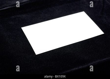 Weiße Visitenkarte auf schwarzem Samt Hintergrund isoliert. Leeren Raum für Ihr Design. Stockfoto