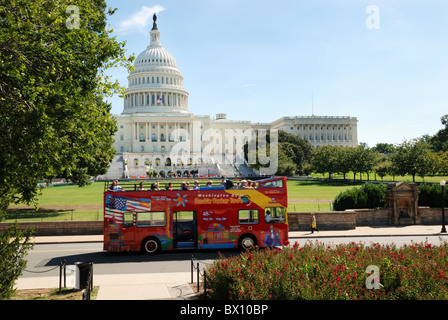 Bunte rote Tourismus Bus fahren vorbei an Kapitol in Washington, DC. Stockfoto