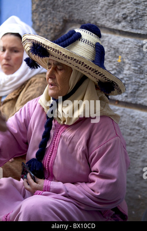 Frau Straßenhändler in traditioneller Kleidung, Chefchaouen, Marokko Stockfoto