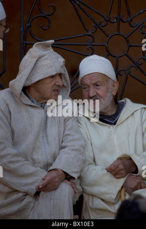 Marokkanische Männer in Diskussion, Chefchaouen, Marokko Stockfoto