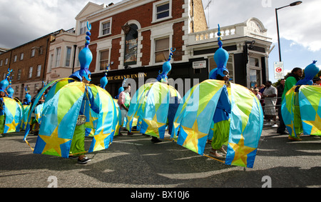 Westindische Menschen In Kostüm Notting Hill Carnival London Stockfoto