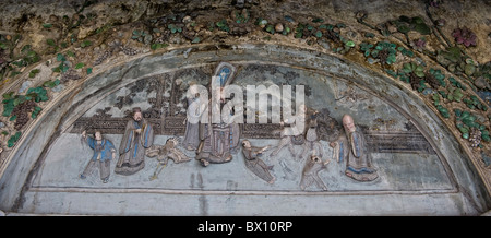 Relief schnitzen über dem Eingang zum Teegeschäft in Chiang Mai Thailand Stockfoto