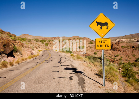 Achten Sie auf Eseln Zeichen alten Route 66 auf der Einfahrt in die Geisterstadt Oatman, Arizona, USA dot Stockfoto