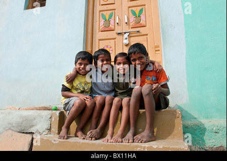 Indianerdorf jungen saß vor einem Haus in Kothacheruvu, Andhra Pradesh, Indien Stockfoto