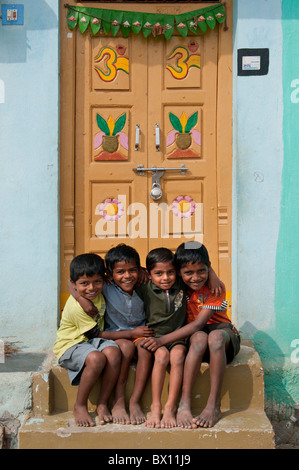 Indianerdorf jungen saß vor einem Haus in Kothacheruvu, Andhra Pradesh, Indien Stockfoto