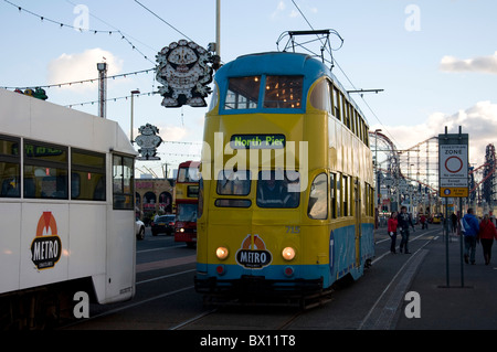 Straßenbahnen an der goldenen Meile (Strandpromenade) in Blackpool, England. Stockfoto