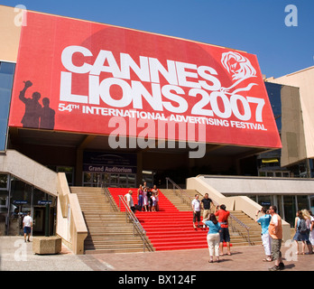 Eingang roter Teppich zum Auditorium in Cannes, wo das International Film Festival jedes Jahr stattfindet. Stockfoto