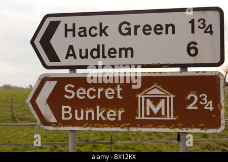 UK Richtung Verkehrszeichen, kleine Dörfer und einen geheimen Bunker in der Nähe von Nantwich, Cheshire Stockfoto