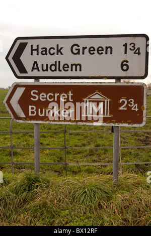 UK Richtung Verkehrszeichen, kleine Dörfer und einen geheimen Bunker in der Nähe von Nantwich, Cheshire Stockfoto