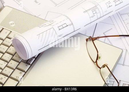 Schließen Sie herauf Bild von Archectural Plänen und Laptop-computer Stockfoto