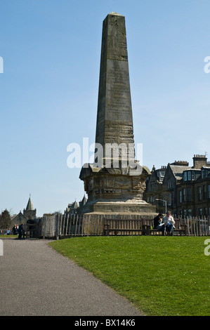 dh die Partitur ST ANDREWS FIFE Tourist paar entspannende an Martyrs Memorial Schottland Stockfoto