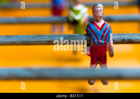 Tabelle-Football-Spieler in roten und blauen Hemd. Stockfoto