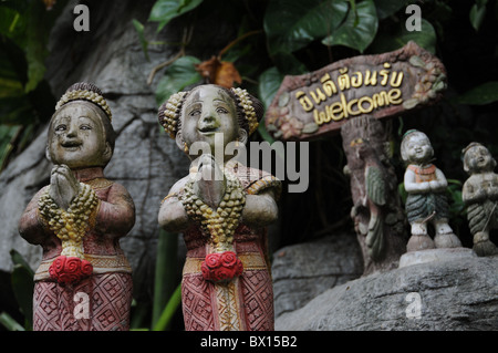 Zwei betende Figuren am Eingang des Golden Mount Temple in Bangkok Stockfoto