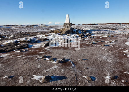 Trigonometrischen Punkt im Winter auf Kinder Scout im Dunkeln Peak Teil der Peak District National Park, Derbyshire, UK Stockfoto