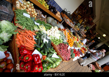 Obst und Gemüse für Verkauf Funchal Markt platzieren Madeira Stockfoto